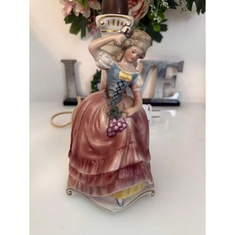 Vintage Victorian Figural Boudoir Lamp 10